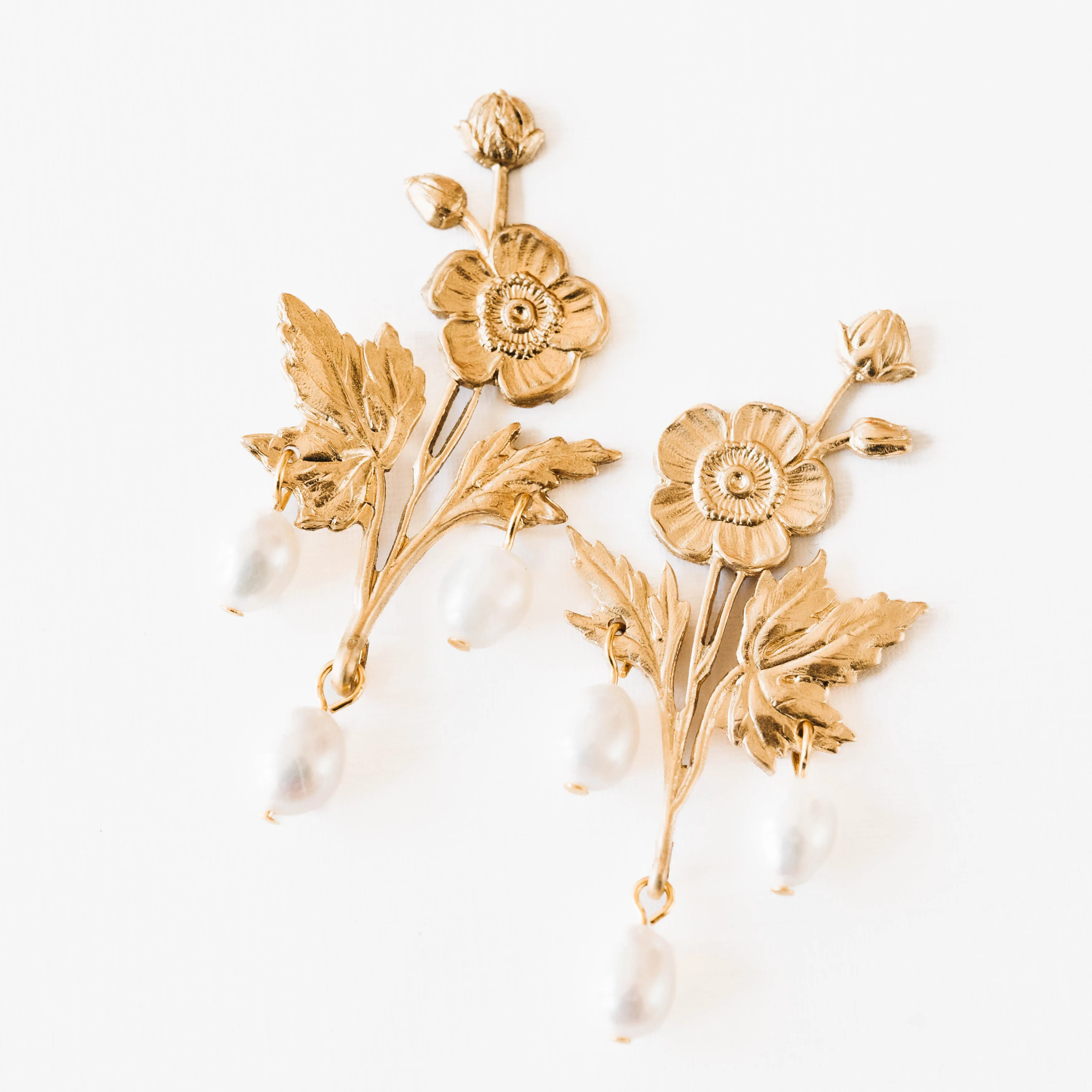 Flower studs with freshwater pearls