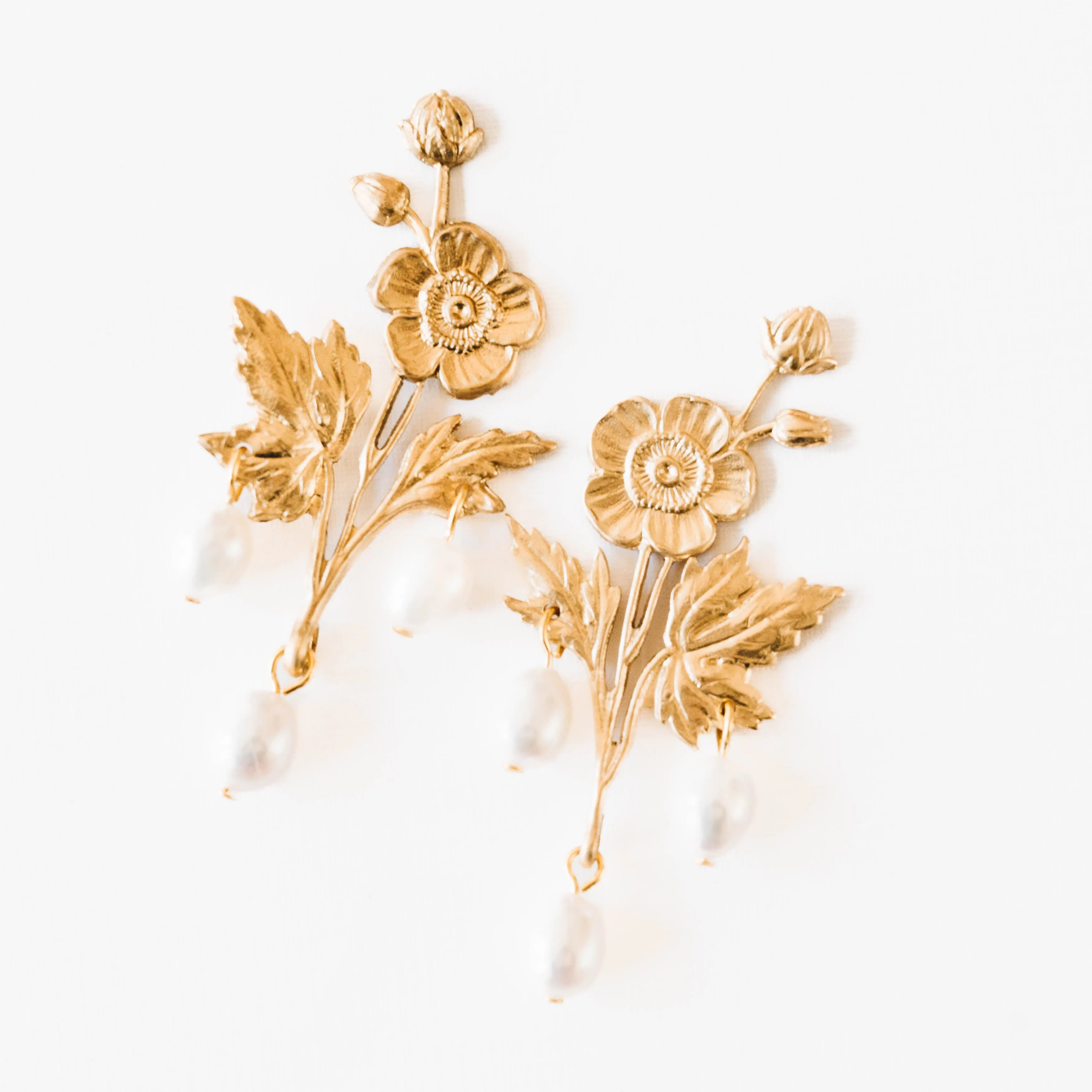 Flower studs with freshwater pearls