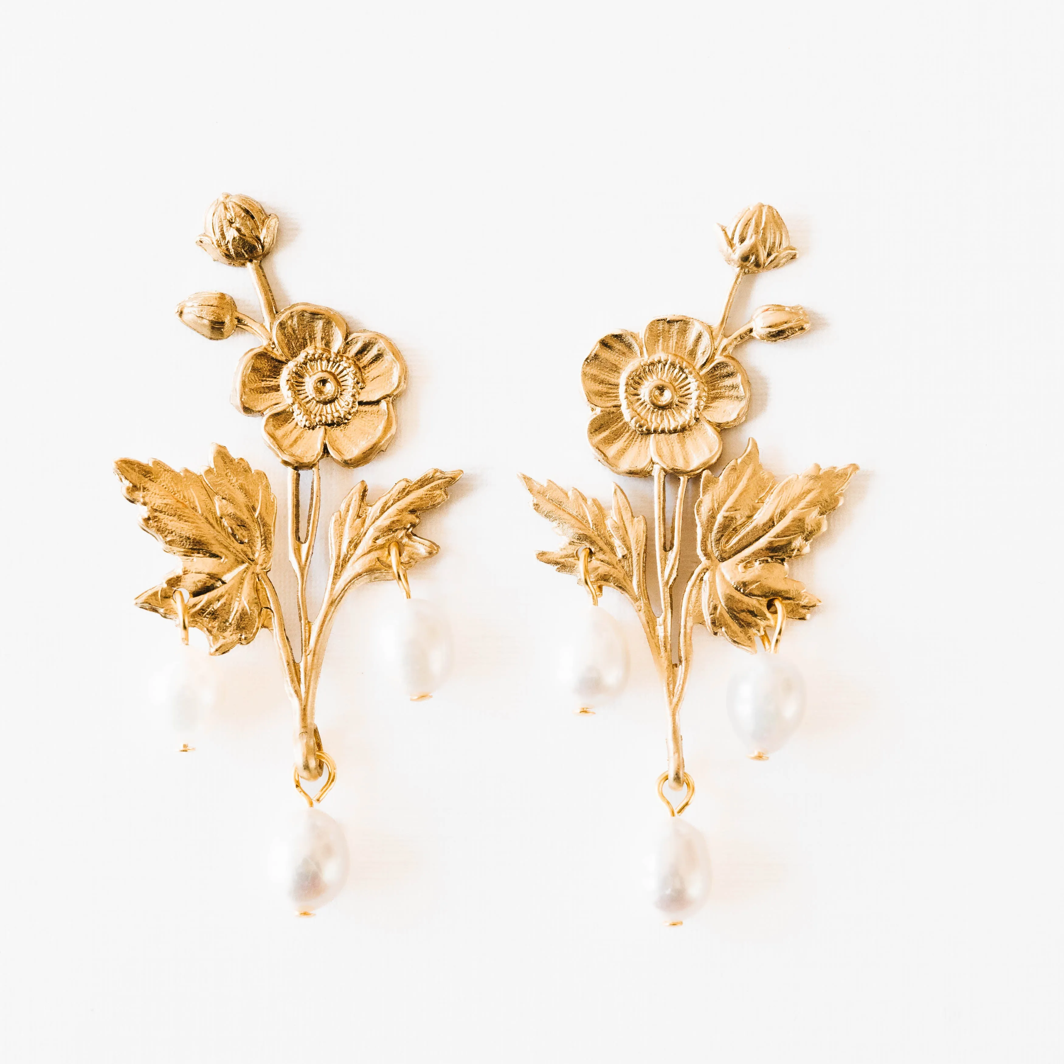 Flower studs with freshwater pearls