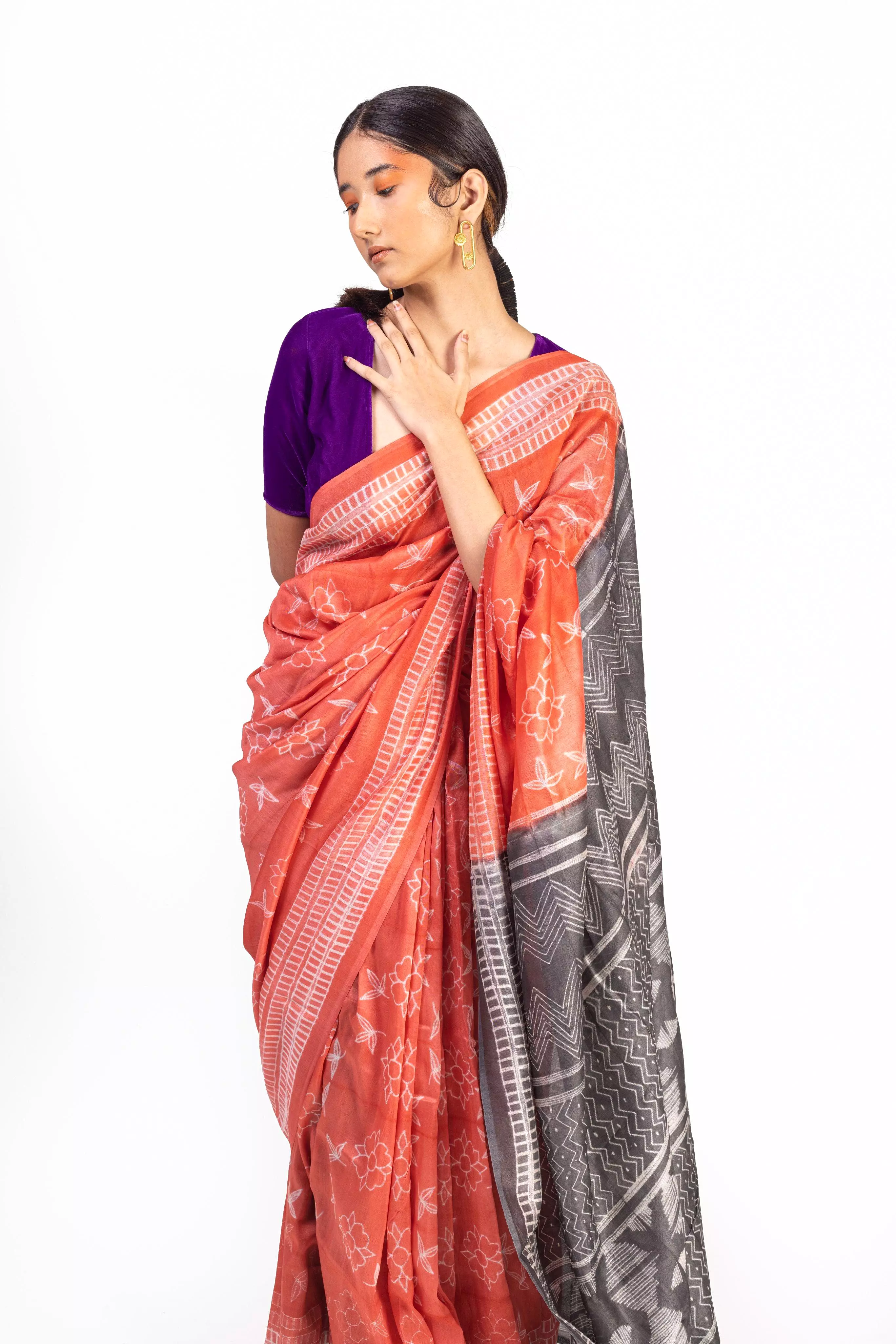 Kaisori Inayaat Red and Grey Shibori print saree